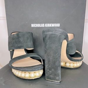 Kirkwood Pearl Black and Gold High Heels - Size 7